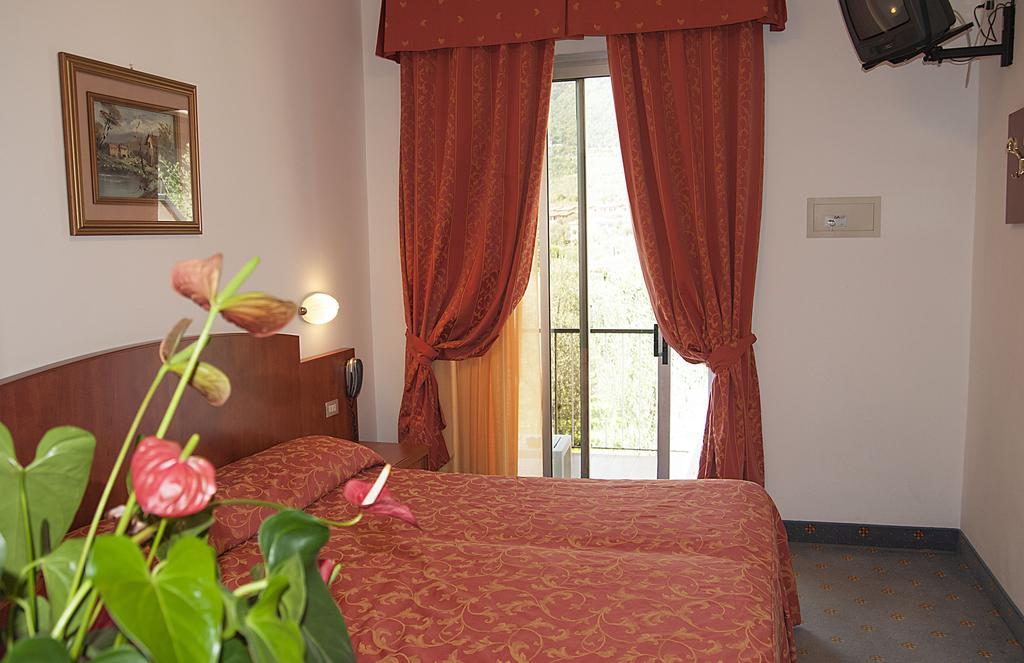 Hotel Garden Лімоне-суль-Гарда Номер фото