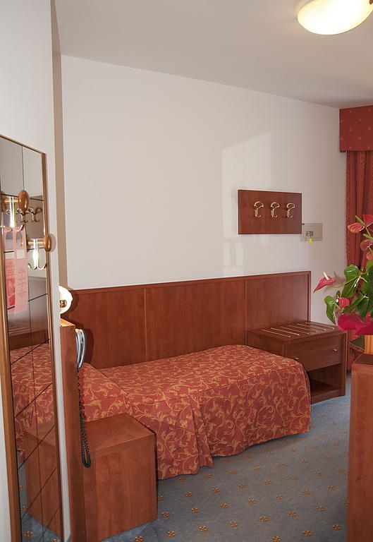 Hotel Garden Лімоне-суль-Гарда Номер фото