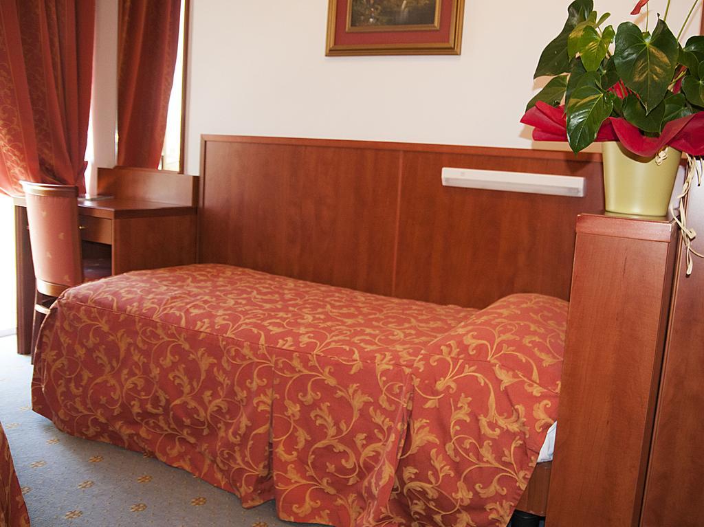 Hotel Garden Лімоне-суль-Гарда Номер фото